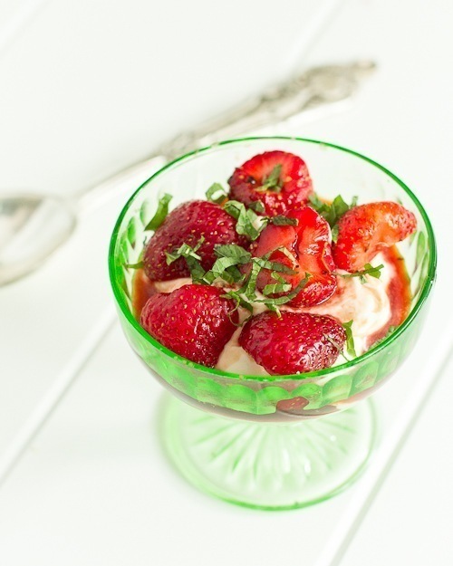 Balsamic Strawberries with Greek Yogurt di Kelly Snyder - Recipefy