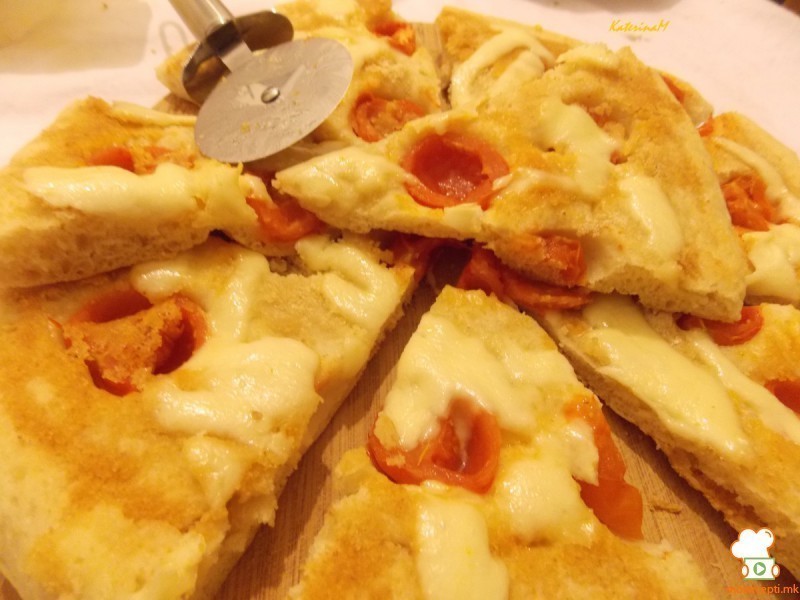 Крцкава пица со шери домати и моцарела of Hristina Stepanoska - Recipefy