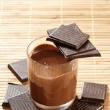 10346_stock-photo-broken-dark-chocolate-bar-and-glass-of-chocolate-mousse-on-mat-shutterstock_45998971_kul-jpg