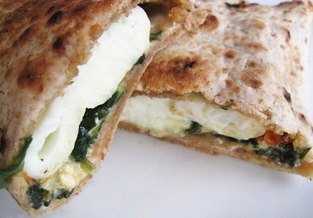Yummy Spinach Egg Tortilla and side of Fruit * de Daisy Figueredo - Recipefy