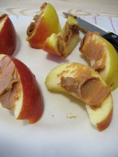 Apple with Peanut Butter or Cinnamon Apple di Daisy Figueredo - Recipefy