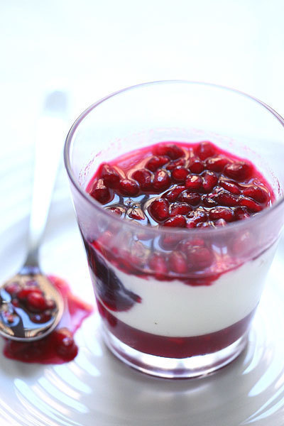 Panna cotta al cocco con gelatina e sciroppo di melograno of Daniele - Recipefy