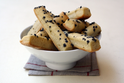 Biscotti con Caprino, Timo e Sale Nero delle Hawai (Finger food) of Daniele - Recipefy