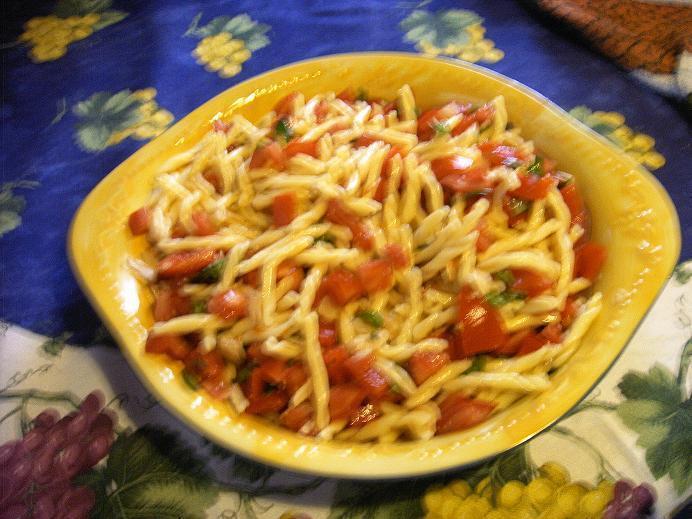 Insalata di strozzapreti con pomodori grana e basilico  of Teresa - Recipefy