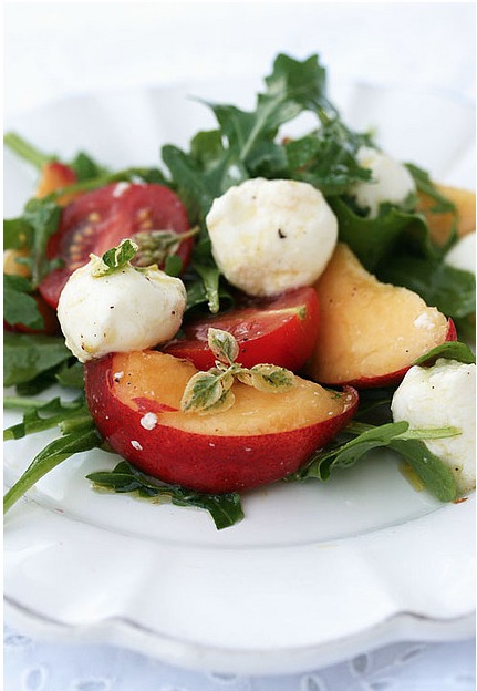 Insalata di pesche, rucola e mozzarella di desperate-house-donty - Recipefy