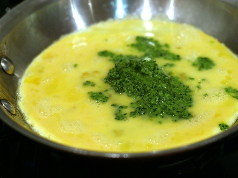 Pesto Egg Breakfast in a Wrap (or on Toast) * de Daisy Figueredo - Recipefy