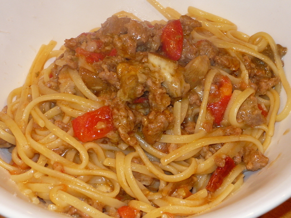 Linguine with Italian Sausage, Porcini mushroom and fresh tomatoes. di Cheech Andrea Francesco Albanese - Recipefy