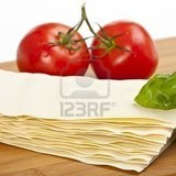 5522625-piastre-di-lasagne-basilico-pomodoro-e-mozzarella-jpg