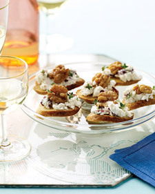 Goat Cheese, Cranberry, and Walnut Canapes di Lisa Evanoff - Recipefy