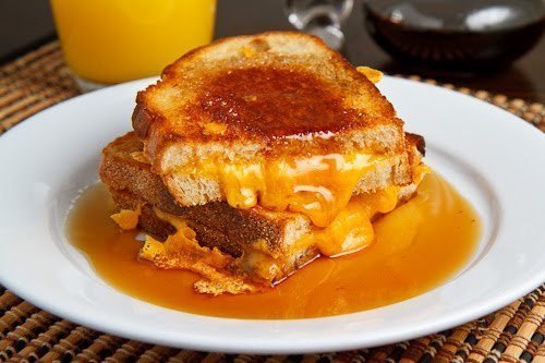 Breakfast Grilled Cheese Sandwich with Maple Syrup de Lisa Evanoff - Recipefy