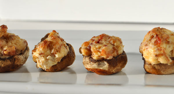 Bacon and Cream Cheese Stuffed Mushrooms di Lisa Evanoff - Recipefy