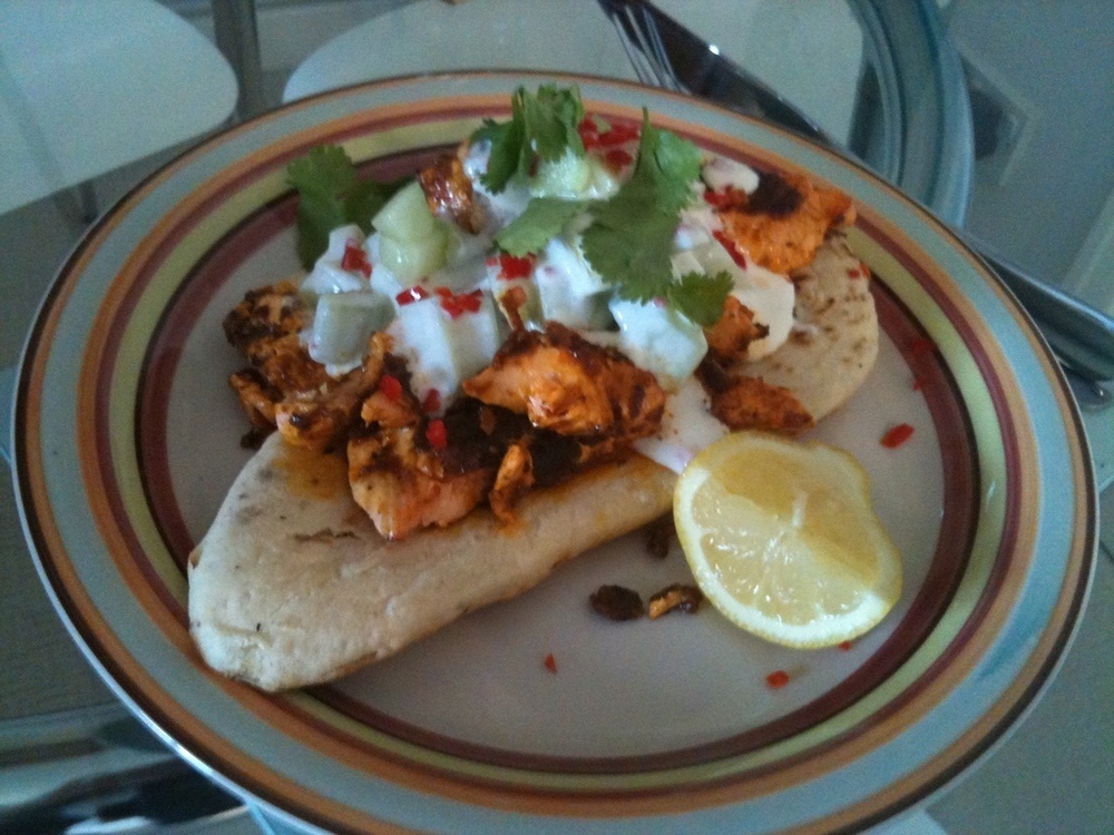 Salmon Tikka on Naan Bread de Adam Elliott - Recipefy