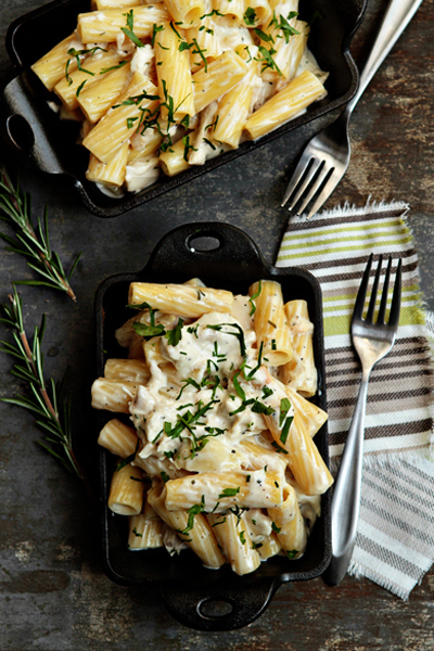 Mac and Cheese with Roasted Chicken, Goat Cheese, and Rosemary de Emilia - Recipefy
