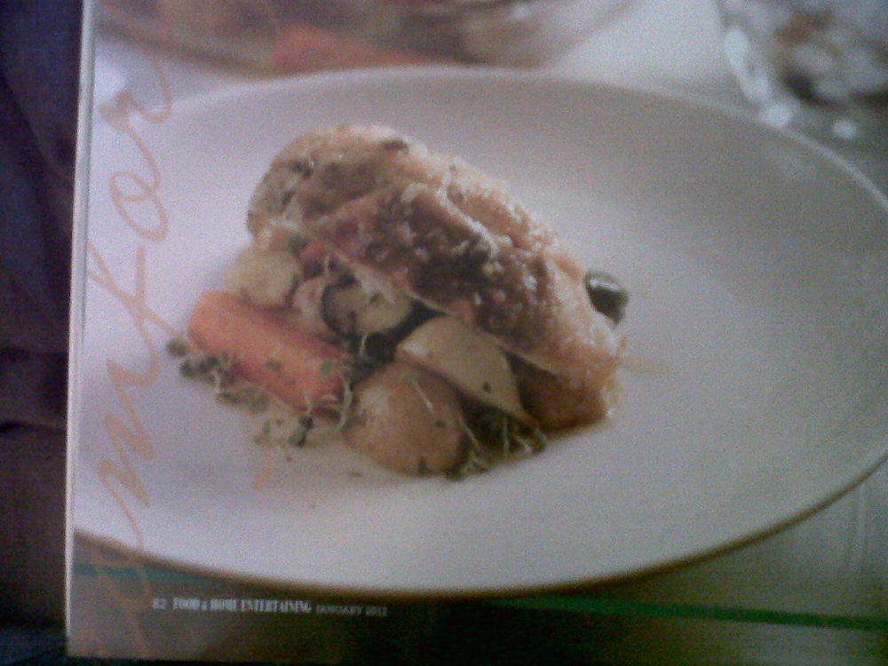Stuffed whole-roast chicken with baby potatoes and chicken gravy de Forbidden - Recipefy