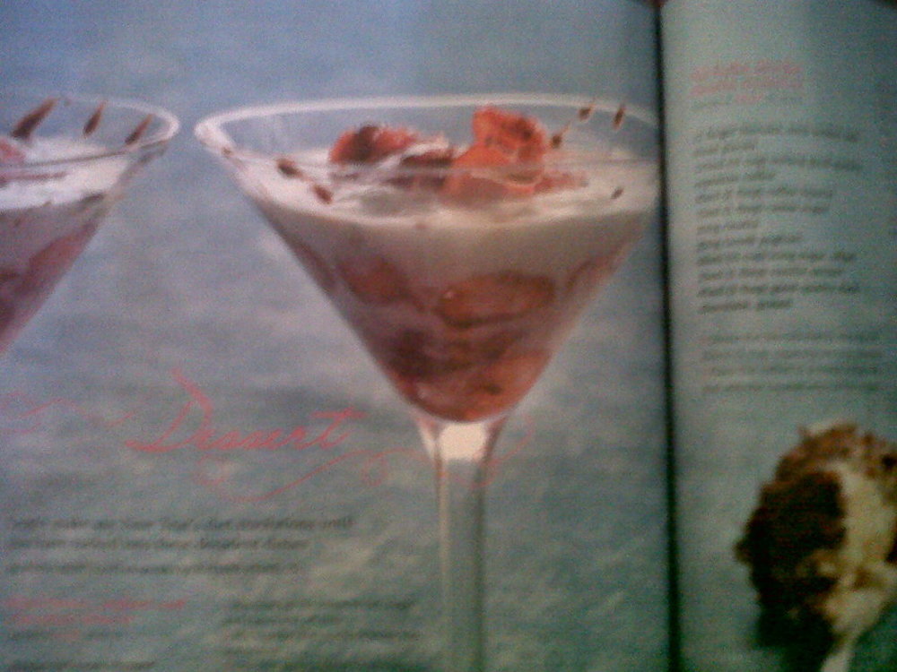 Strawberry, yoghurt and chocolate dessert di Forbidden - Recipefy