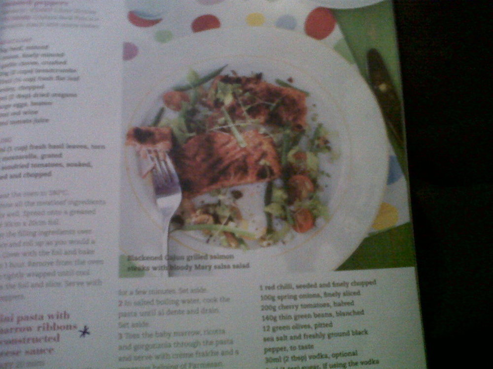 Blackened Cajun grilled Salmon steaks with Bloody Mary salsa salad de Forbidden - Recipefy