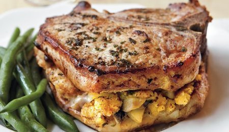 Cornbread Stuffed Pork Chops di Adam Guinn - Recipefy