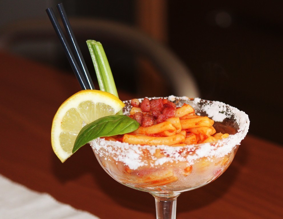 Sedani al Bloody Mary con croccantino di pancetta sfumata alla Vodka de Marika Pretti - Recipefy