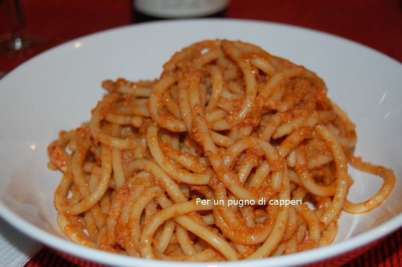 Bucatini al pesto rosso of Luca - Recipefy