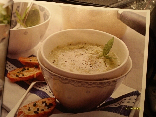 Broccoli, cauliflower an Cheddar soup with Gruyere an chive croutons di Forbidden - Recipefy