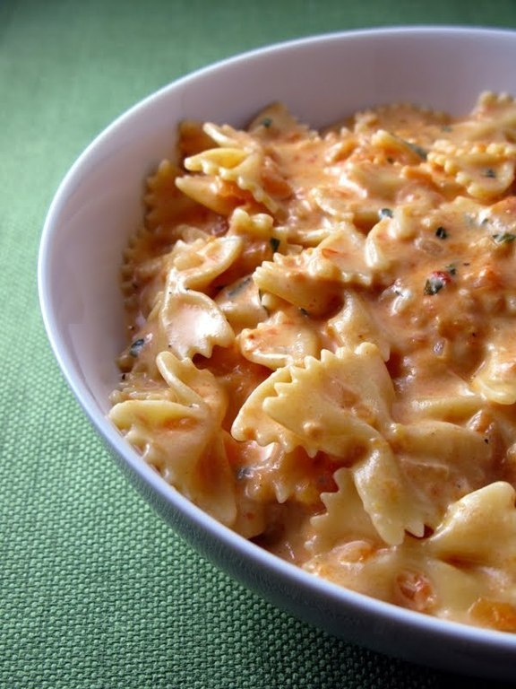 Creamy Tomato Pasta de Emilia  - Recipefy