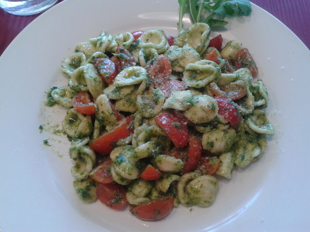 Orecchiette con pesto di rucola e pomodorini de Noemi Bertazzo - Recipefy