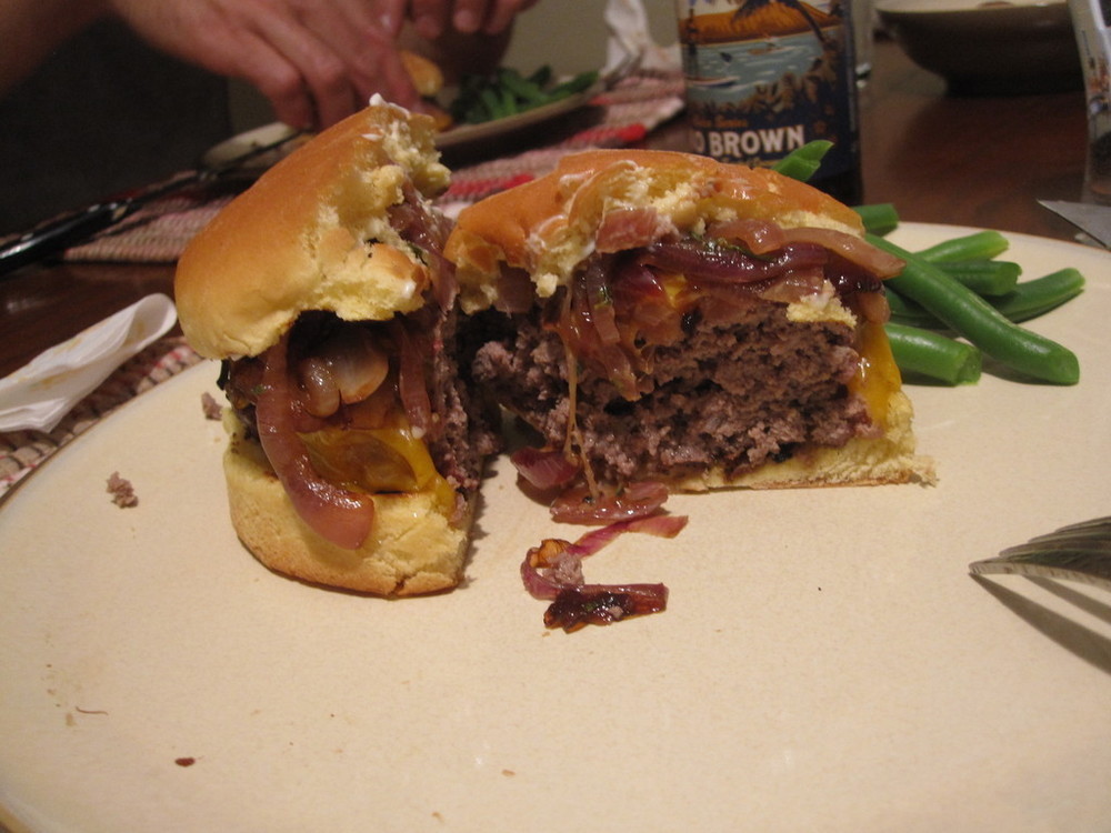 Cheddar Burgers with Red Onion Jam de Michelle - Recipefy