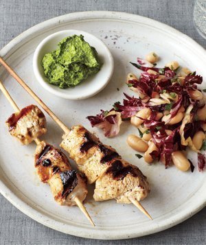 Chicken Skewers With Bean Salad and Pesto de Kelly Snyder - Recipefy