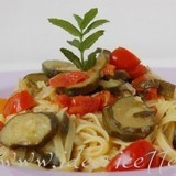 Particolare-tagliatelle-pomodorini-e-zucchine-piatto-lilla-jpg-449x299-jpg