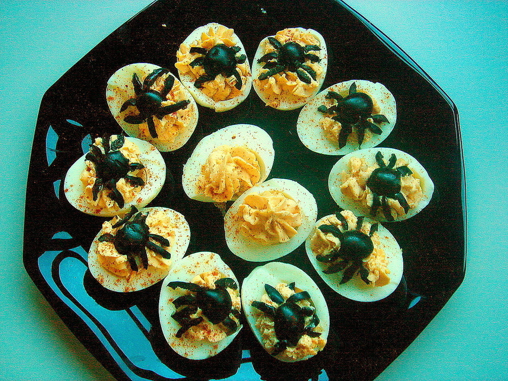 HUEVOS RELLENOS HALLOWEEN (ARAÑA) di Miguel Angel Maldonado Gonzalez - Recipefy