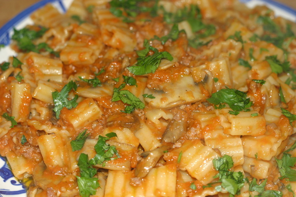 Paccheri con zucca, funghi porcini e salsiccia of Mario - Recipefy