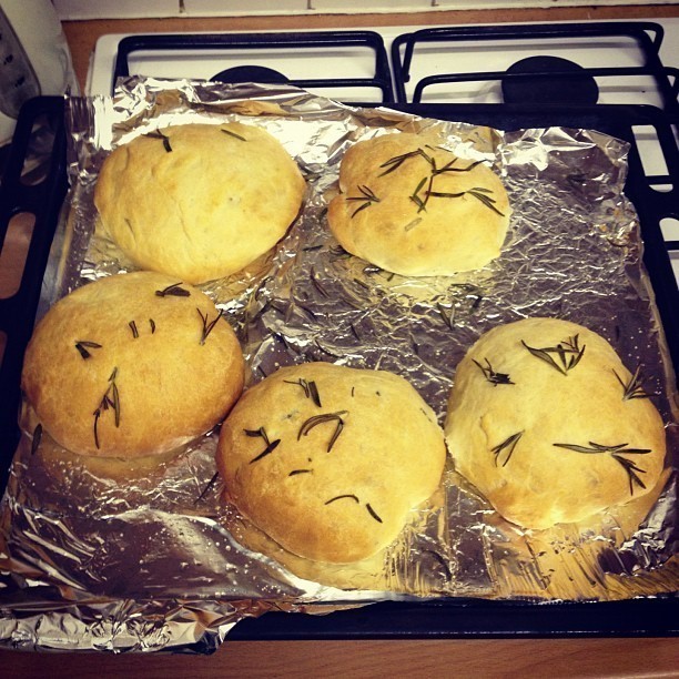 Focaccia rolls (breadmaker for dough) di jamienewman - Recipefy
