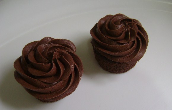 BUTTERCREAM DE CHOCOLATE FUDGE (BUTTER CREMA DE CHOCOLATE) de Julio Reyes Diaz - Recipefy