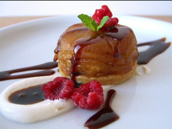 MINI TATIN CON SALSA INGLESA Y HELADO DE CHOCOLATE SOBRE CRUMBLE TERMINADO CON CRUJIENTE DE MANZANA Y SALSA DE CHOCOLATE di Sonia f.g. - Recipefy