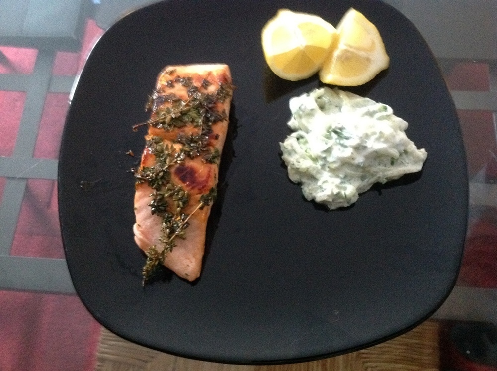 Honey and Thyme Salmon with Tzatziki di Calvin Atkinson - Recipefy