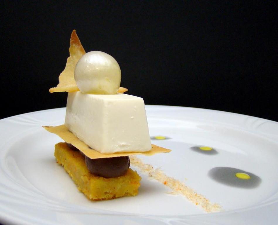 Perla en panacota de coco sobre cremoso de praline crujiente y bizcocho de calabaza y especias acompañado de salsa de azafrán y aceite de vainilla. di Daniel Villanueva Padilla - Recipefy