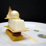 Perla-de-panacota-de-coco-sobre-cremoso-de-praline-crujiente-y-bizcocho-de-calabaza-y-especias-salsa-azafran-jpg
