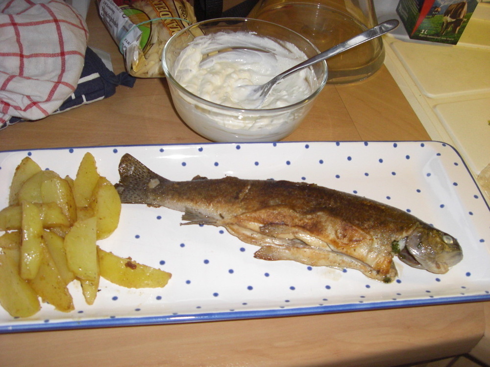 Trout with potatoes and sour-cream-garlic sauce de Sophia W. - Recipefy