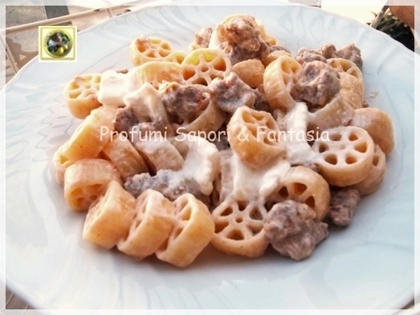 Pasta alla salsiccia e panna con stracciatella de Karlita Ramsey - Recipefy