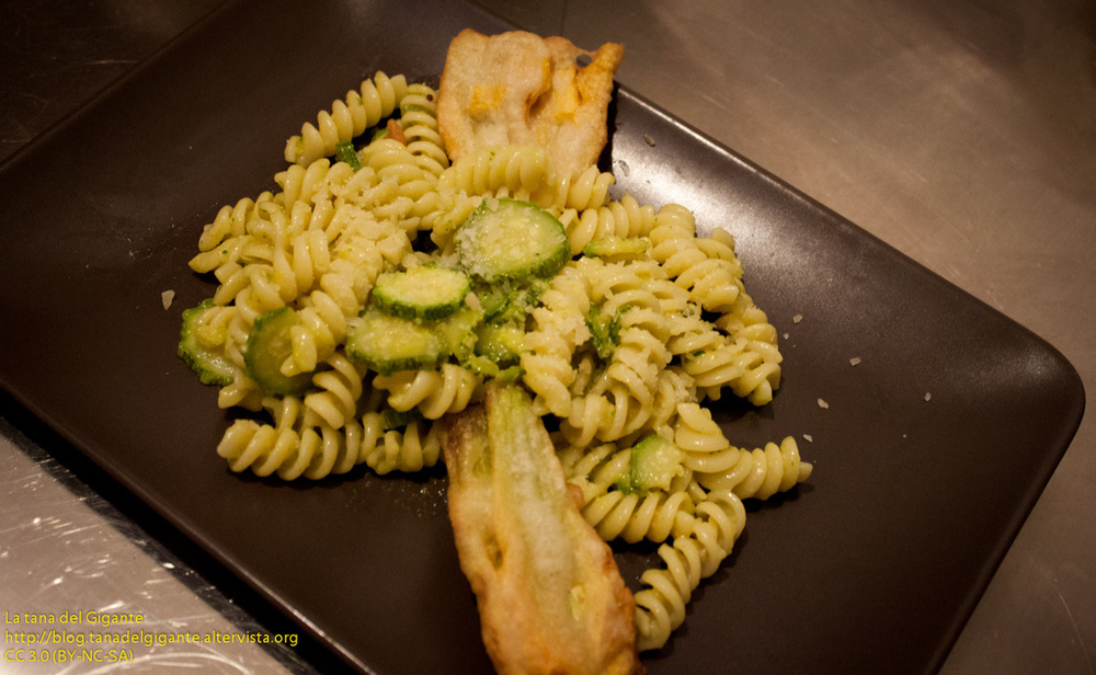 Tortiglioni alla carbofiore (rosso d'uovo e fiori di zucca) con fiori di zucca pastellati of Il Gigante - Recipefy