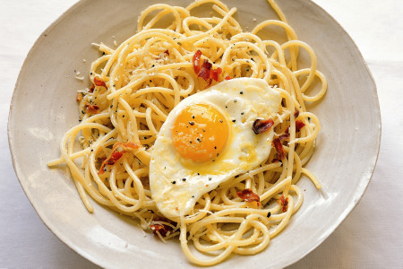 Spaghetti and Eggs - Spaghetti alla Puverielle - Neapolitan Spagehtti with Eggs of Rosa Lanzillotti - Recipefy