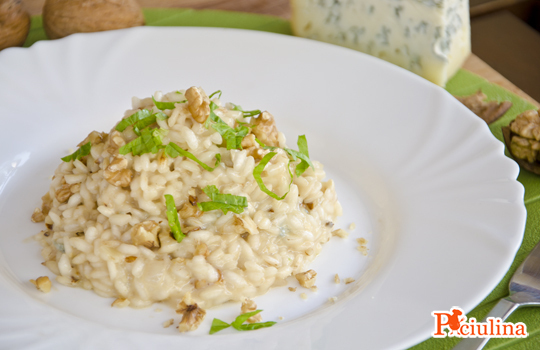 Risotto with Gorgonzola and Walnuts  - Risotto al Gorgonzola e noci of Rosa Lanzillotti - Recipefy