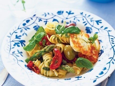 TOMATO & OLIVE PASTA SALAD WITH HALLOUMI of Rosa Lanzillotti - Recipefy