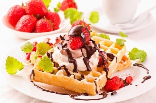 waffles con fragole, gelato alla vaniglia con cioccolato di Giorgia - Recipefy