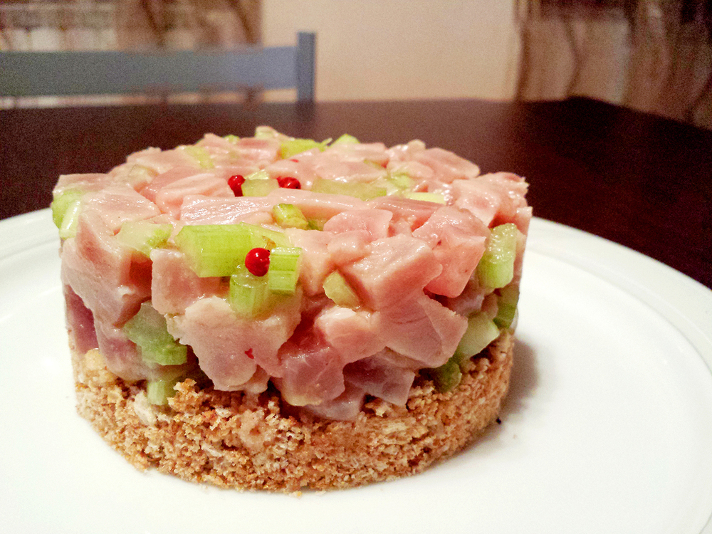 Tartare di tonno e sedano su letto croccante of Le Ricette di Lara - Recipefy