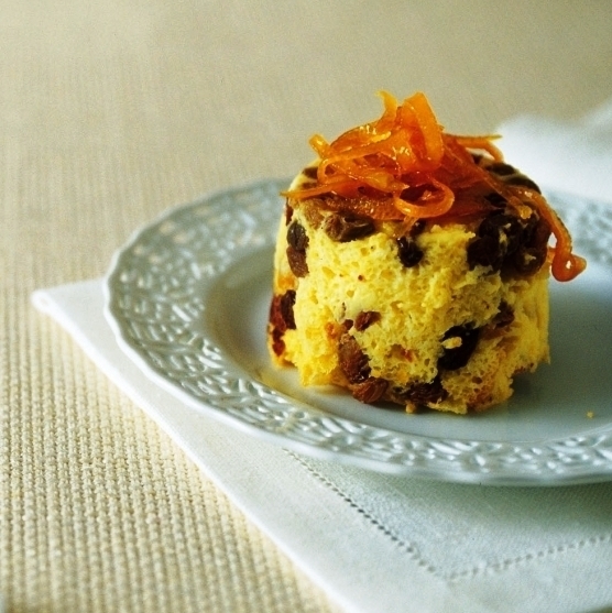 Budino di panettone con crema inglese e salsa di cioccolato fondente all'arancia de TheTraveller Chef - Recipefy