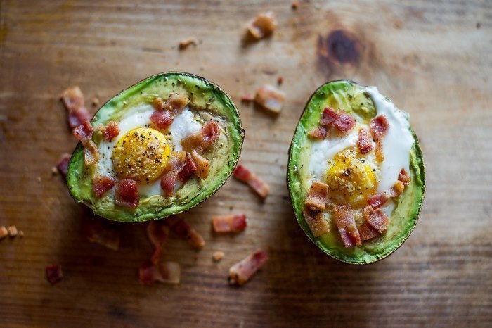 Baked Eggs in Avocado with Bacon of Amila Cook - Recipefy