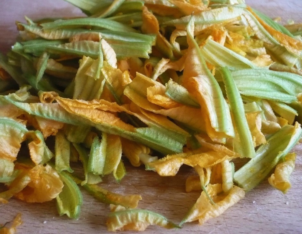 Linguine ai fiori di zucca de Alessandra Alvisi - Recipefy