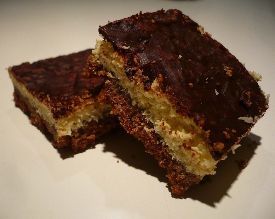 Quadrotti cocco-cioccolato su base di biscotto de Alessandra Alvisi - Recipefy