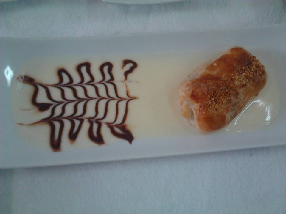 Pastel de Manzana Con crema Inglesa y Salsa de Chocolate of Turruchel Ibañez Piqueras - Recipefy